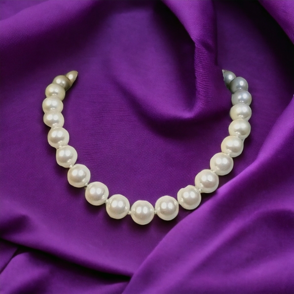 Vintage 1950s Mid Century Faux Pearl Gold Tone Necklace - Picture 5 of 14